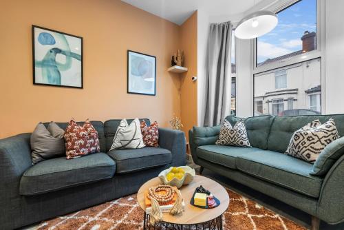 uma sala de estar com dois sofás e uma mesa em 3 Bed Spacious Stylish House, Central Portsmouth Sleeps 6, Parking - By Blue Puffin Stays em Portsmouth