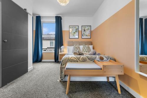 um quarto com uma cama com cortinas azuis em 3 Bed Spacious Stylish House, Central Portsmouth Sleeps 6, Parking - By Blue Puffin Stays em Portsmouth