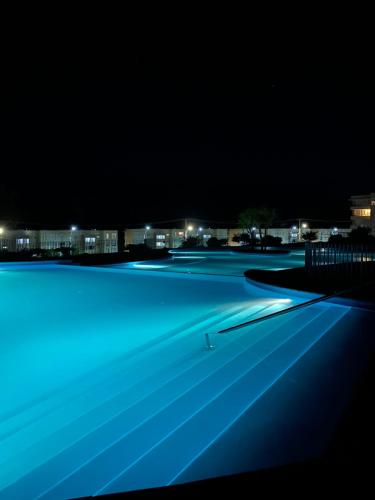 een zwembad verlicht in de nacht met blauwe lichten bij Bella vista, disfrútala! in Petorca