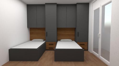 2 Betten in einem schwarz-weißen Zimmer in der Unterkunft Apartment for rent in Deçan in Deçan