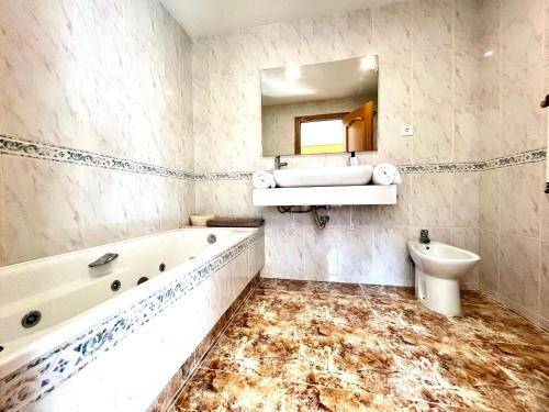 Ένα μπάνιο στο Amplio Apartamento, 5 camas
