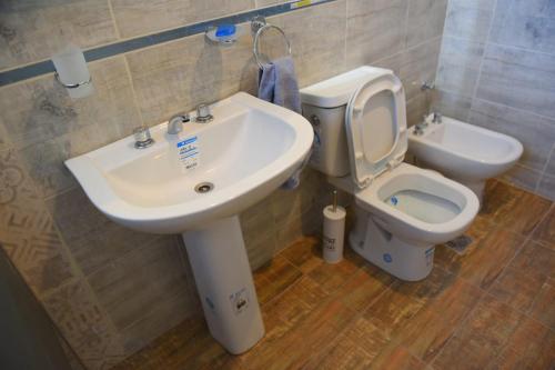 a bathroom with a sink and a toilet at Casa Malbec in San Martín