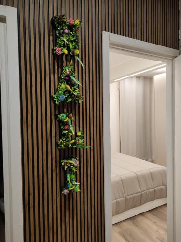 a room with a wall with plants on it at Nalí Guest House in Ercolano