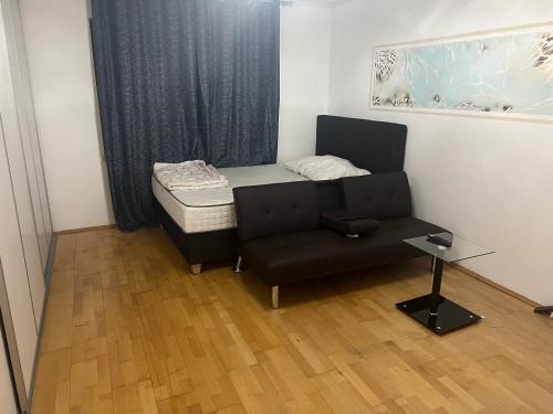 Habitación pequeña con cama y silla en Arbeiten Zimmer, en Linz