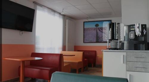 Televízia a/alebo spoločenská miestnosť v ubytovaní Hotel Zur Bahnhof
