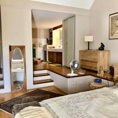 une chambre avec un lit et un miroir et une salle de bain dans l'établissement 140 du Ventoux, à Saint-Saturnin-lès-Avignon