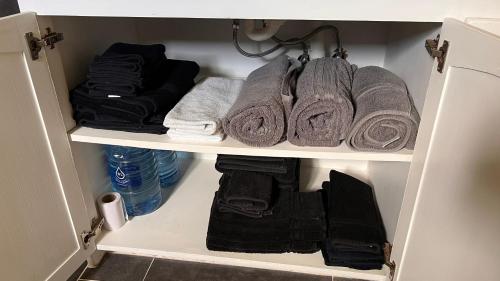 un armario lleno de toallas y toallas en The Sanctuary Condominium Playa Azul 6, en Playa Azul
