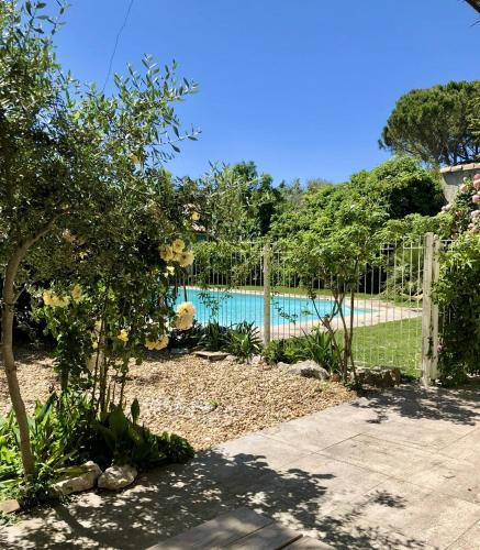une clôture en face d'une piscine dans l'établissement 140 du Ventoux, à Saint-Saturnin-lès-Avignon