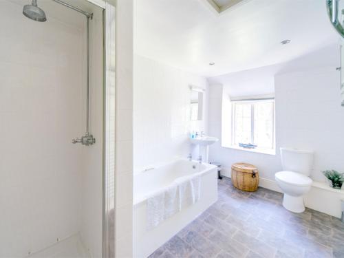 een badkamer met een bad, een toilet en een wastafel bij 3 bed property in Isle of Purbeck Dorset IC001 in Corfe Castle
