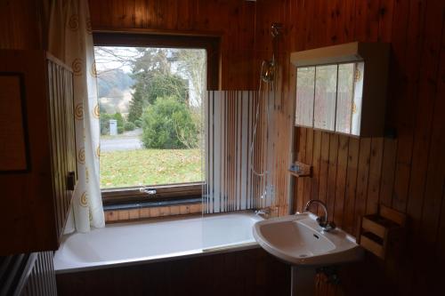 baño con lavabo y ventana en B&B La Source Houffalize en Houffalize
