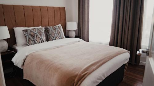 Postel nebo postele na pokoji v ubytování Royal Chambers Serviced Apartments