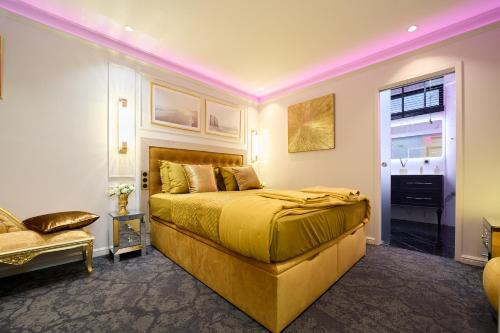 Кровать или кровати в номере LES PERLES AMIENOISES GOLD PEARL Hyper Centre