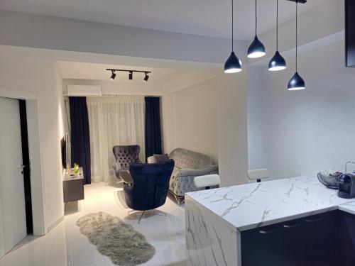 uma cozinha e sala de estar com mesa e cadeiras em Damast Lux apartments 20 em Ohrid
