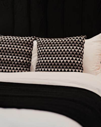 Postel nebo postele na pokoji v ubytování Royal Chambers Serviced Apartments