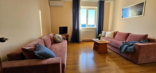 ein Wohnzimmer mit 2 Sofas und einem Tisch in der Unterkunft Best Two Room Apartment in Mukatschewo