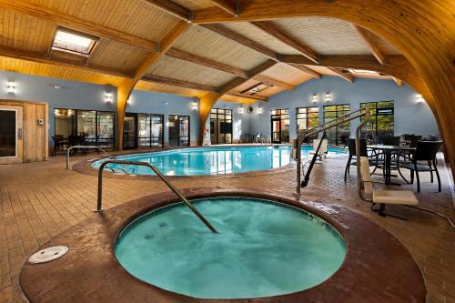 an indoor pool with a hot tub in a building at Holiday Inn Express Branson- Green Mountain Drive by IHG in Branson