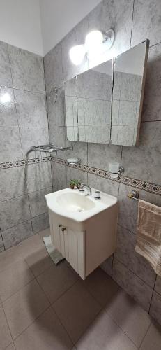 y baño con lavabo y espejo. en Patuli House - Casa alquiler temporario Córdoba en Córdoba