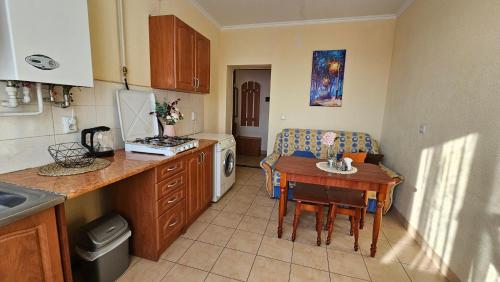 eine Küche mit einem Tisch und einem Esszimmer in der Unterkunft Best Two Room Apartment in Mukatschewo
