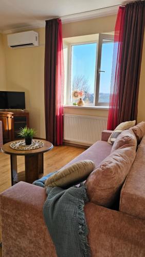 Ruang duduk di Best Two Room Apartment