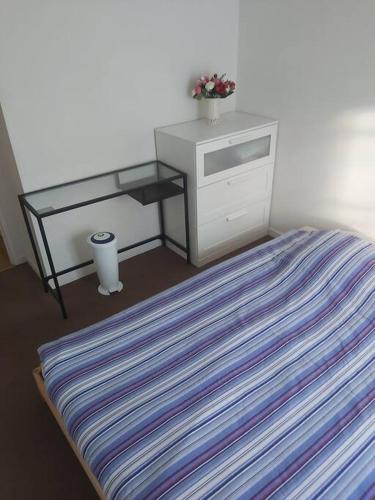 1 dormitorio con 1 cama con tocador y escritorio en Apt 3 bedrooms-1km from Disney and Vallée Village en Serris