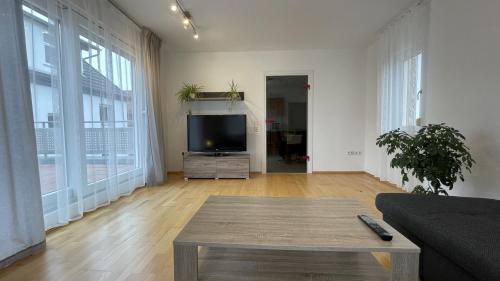 sala de estar con TV de pantalla plana y sofá en Fewo Reutlingen Heinestrasse, en Reutlingen