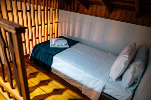 a large bed in a room with atained at Espaço Villa Verde in Ibiúna
