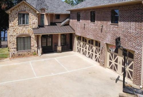 a basketball court in front of a brick building at Family Tides! Lake Gladewater in Gladewater