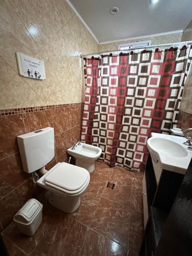 a bathroom with two toilets and a sink and a shower at casa 3 amb a 2 cuadras del mar in Mar Azul
