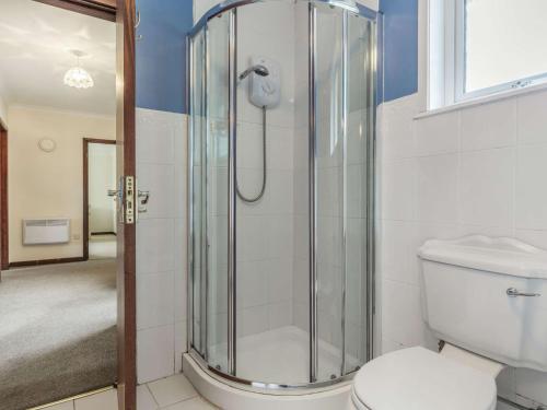 a bathroom with a shower and a toilet at 2 Bed in Constantine TVEAN in Constantine