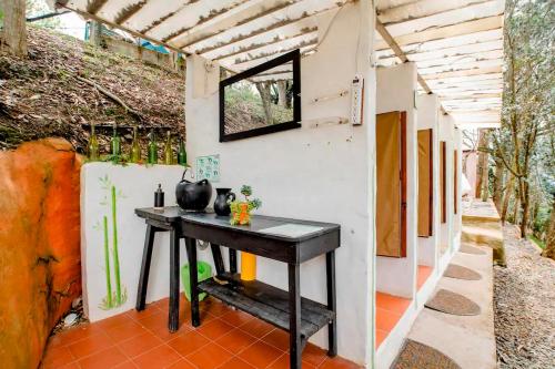 a small table in the side of a house at Refugio Explora Verde in Choachí