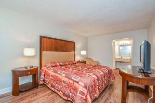 une chambre d'hôtel avec un lit et une télévision dans l'établissement Economy Hotel Glenwood, à Decatur