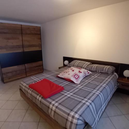 een slaapkamer met een bed met 2 kussens erop bij Maison Clair Vda Gressan n 0094 in Aosta