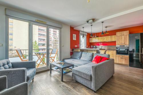 un salon avec deux canapés et une cuisine dans l'établissement Appartement Ollier - Welkeys, à Villeurbanne