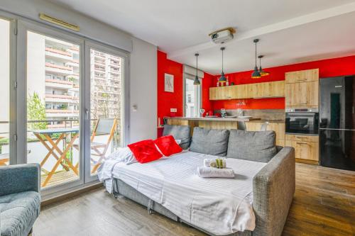 un salon avec un lit et une cuisine dans l'établissement Appartement Ollier - Welkeys, à Villeurbanne
