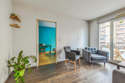 un salon avec deux chaises et une table dans l'établissement Appartement Ollier - Welkeys, à Villeurbanne