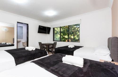 מיטה או מיטות בחדר ב-Hotel De León Estadio