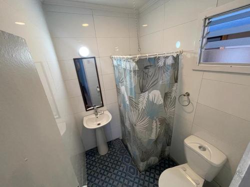 uma casa de banho com um WC e um lavatório em HOSTAL LA MODERNA em Quintero