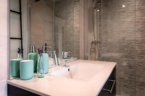 Sennecey-le-GrandにあるAuberg'Innの洗面台とシャワー付きのバスルーム