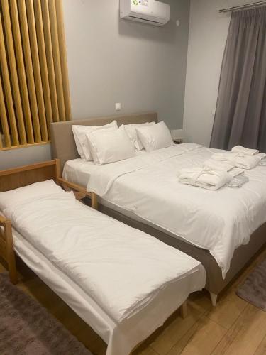 Кровать или кровати в номере THE ROOMS