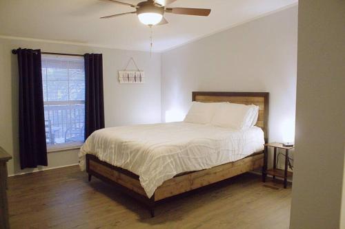 una camera con letto e ventilatore a soffitto di Lakeside Retreat a Quitman