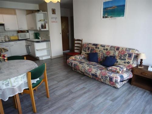 un salon avec un canapé et une table dans l'établissement Résidence Casino - Spacieux T2, à deux pas de la plage du Val André. MAE-6604, à Pléneuf-Val-André