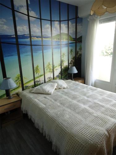 une chambre avec un lit blanc avec vue sur l'océan dans l'établissement Résidence Casino - Spacieux T2, à deux pas de la plage du Val André. MAE-6604, à Pléneuf-Val-André