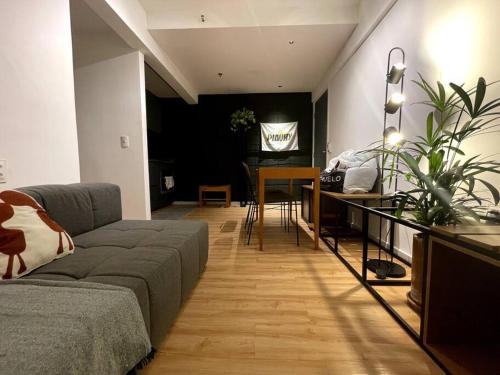 sala de estar con sofá y mesa en Apartamento Piauhy - Studio, en Teresina