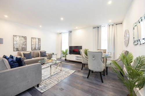 salon z kanapą i stołem w obiekcie Brand New Modern Block of Apartments By AV Stays Short Lets London w mieście Croydon