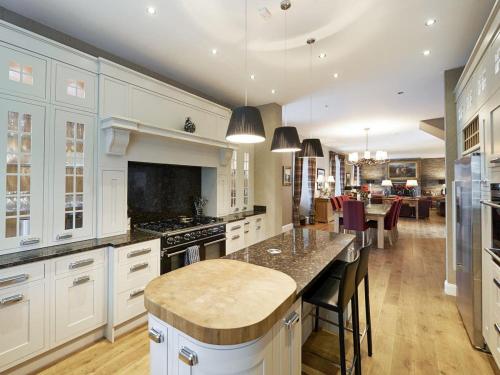 uma cozinha com armários brancos e uma grande ilha em Home Farm Cottages, Glendaruel, Argyll. Scotland em Clachan of Glendaruel