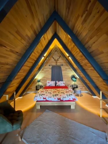 een slaapkamer met een bed op een houten zolder bij bungalow in Sinop