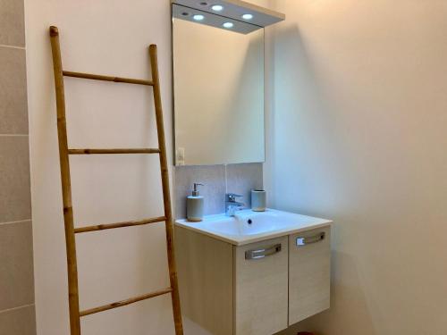 Ein Badezimmer in der Unterkunft Logement Charme vanillé - Gosier - 2 chambres - Piscine - Wifi - Parking