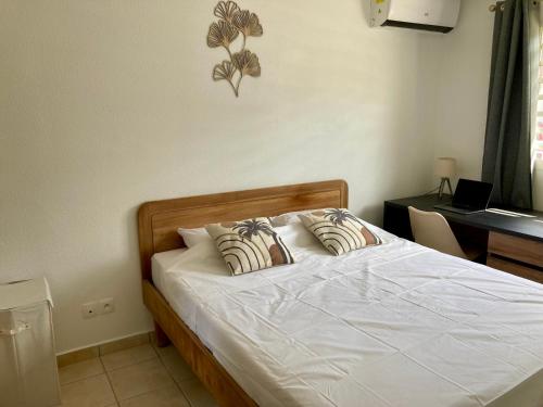 Ein Bett oder Betten in einem Zimmer der Unterkunft Logement Charme vanillé - Gosier - 2 chambres - Piscine - Wifi - Parking