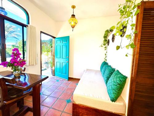 - un salon avec un canapé et une table dans l'établissement CABO BOHEMIA Tropical Garden Studios, à Cabo San Lucas