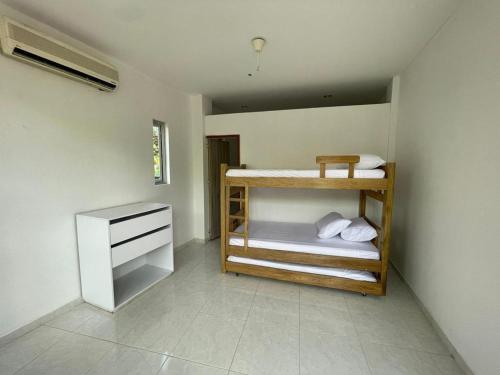 a room with two bunk beds and a desk at Casa zumar in Coveñas